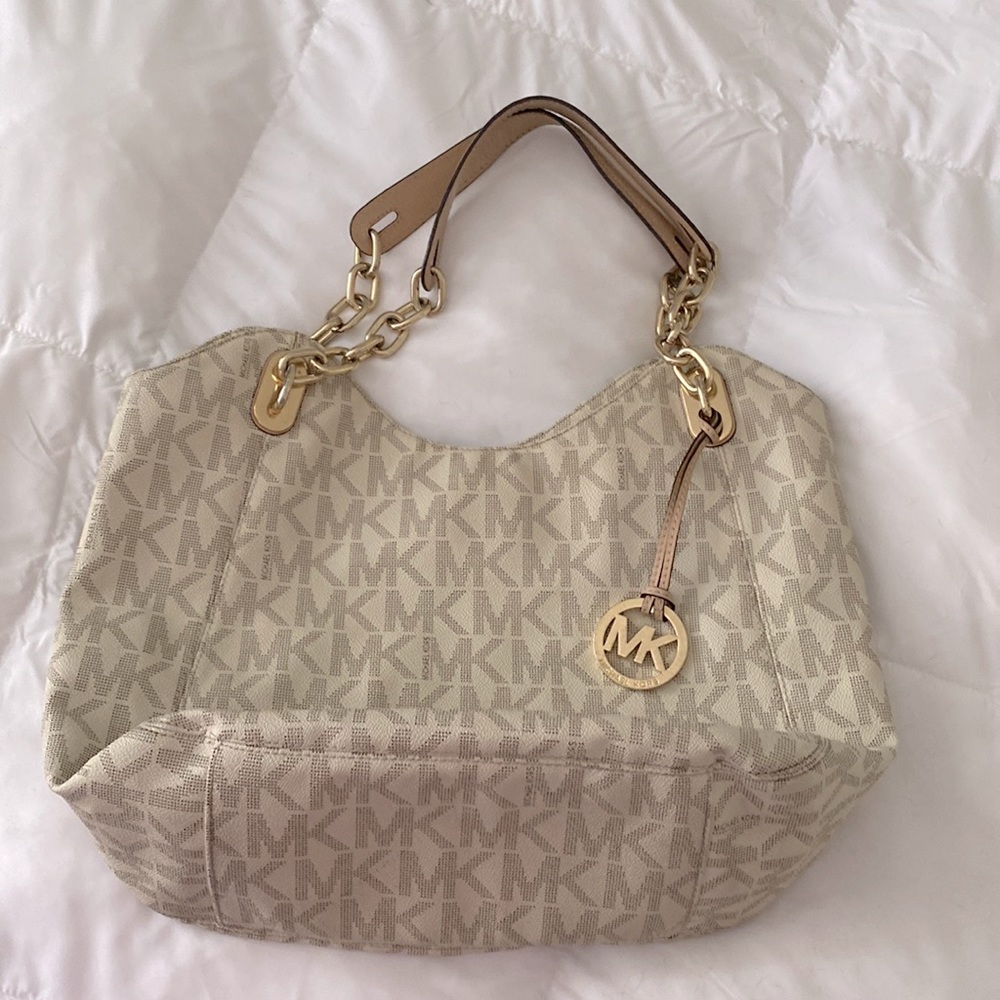 Micheal Kors Lilly vanilla purse. Used. In good condition. Didn’t come with slip
